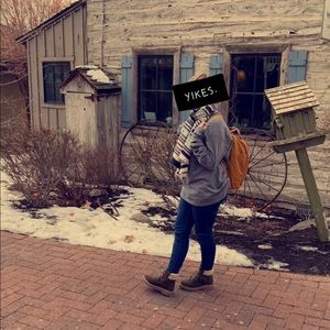 Meet your Posher, Bee